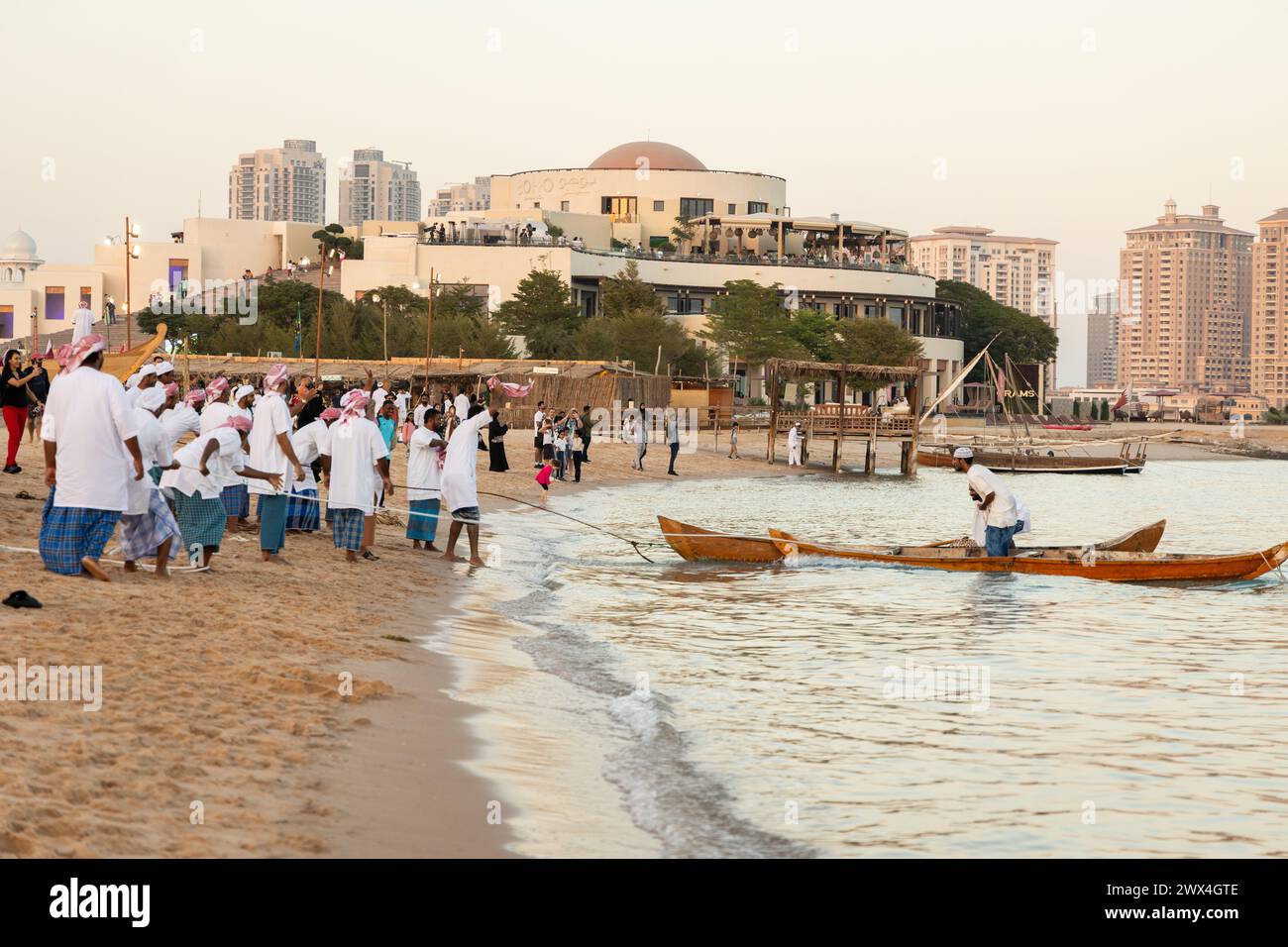 Eine Gruppe traditioneller arabischer Fischer, die im Kulturdorf Katara in Doha, Katar, während des 13. Traditionellen Dhow-Festivals in Katara auftreten Stockfoto