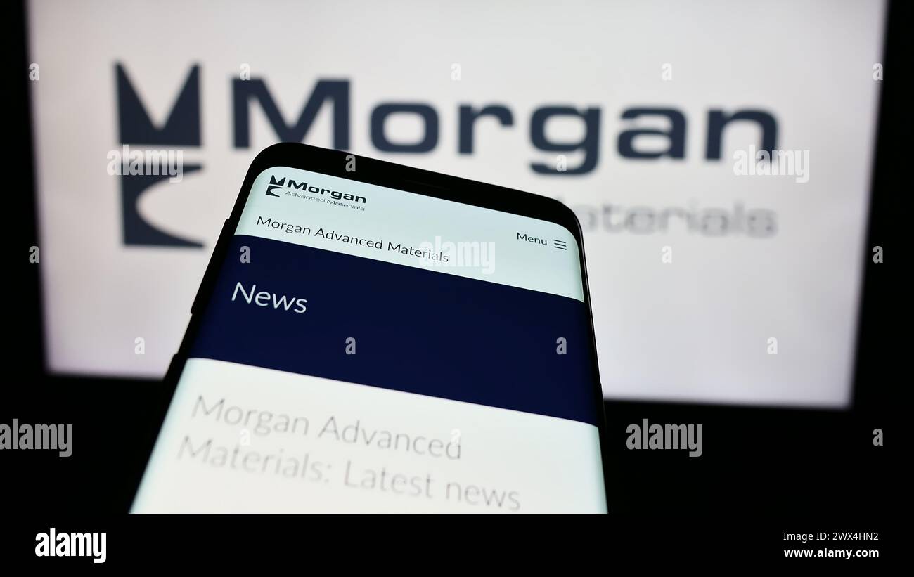 Mobiltelefon mit Website des britischen Unternehmens Morgan Advanced Materials plc vor dem Firmenlogo. Fokussieren Sie sich oben links auf der Telefonanzeige. Stockfoto