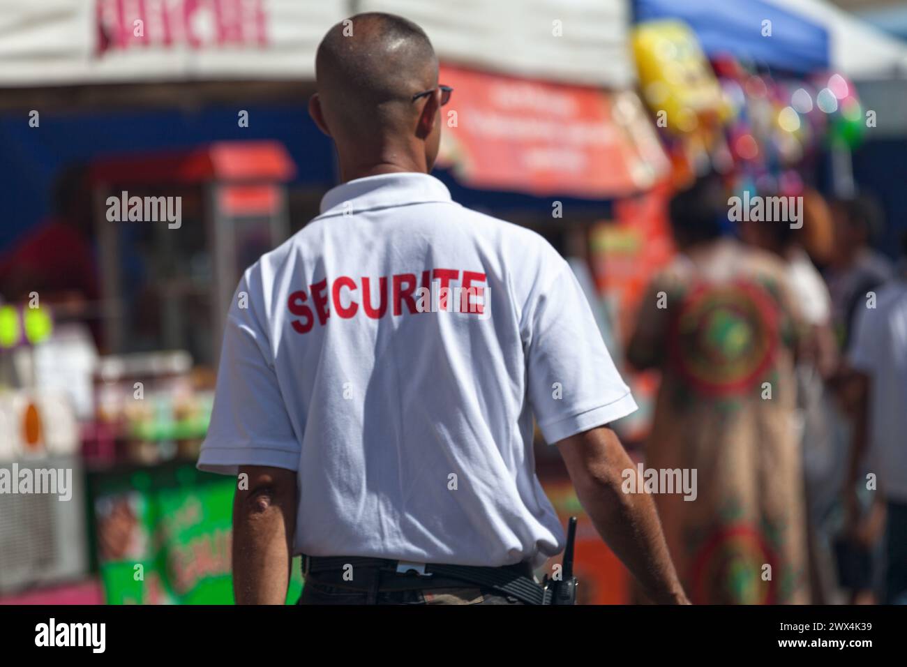 Saint Denis, Réunion - 08. August 2016: Sicherheitspersonal kontrolliert die Menge während des August-Flohmarktes in Saint Denis, Insel Réunion. Stockfoto