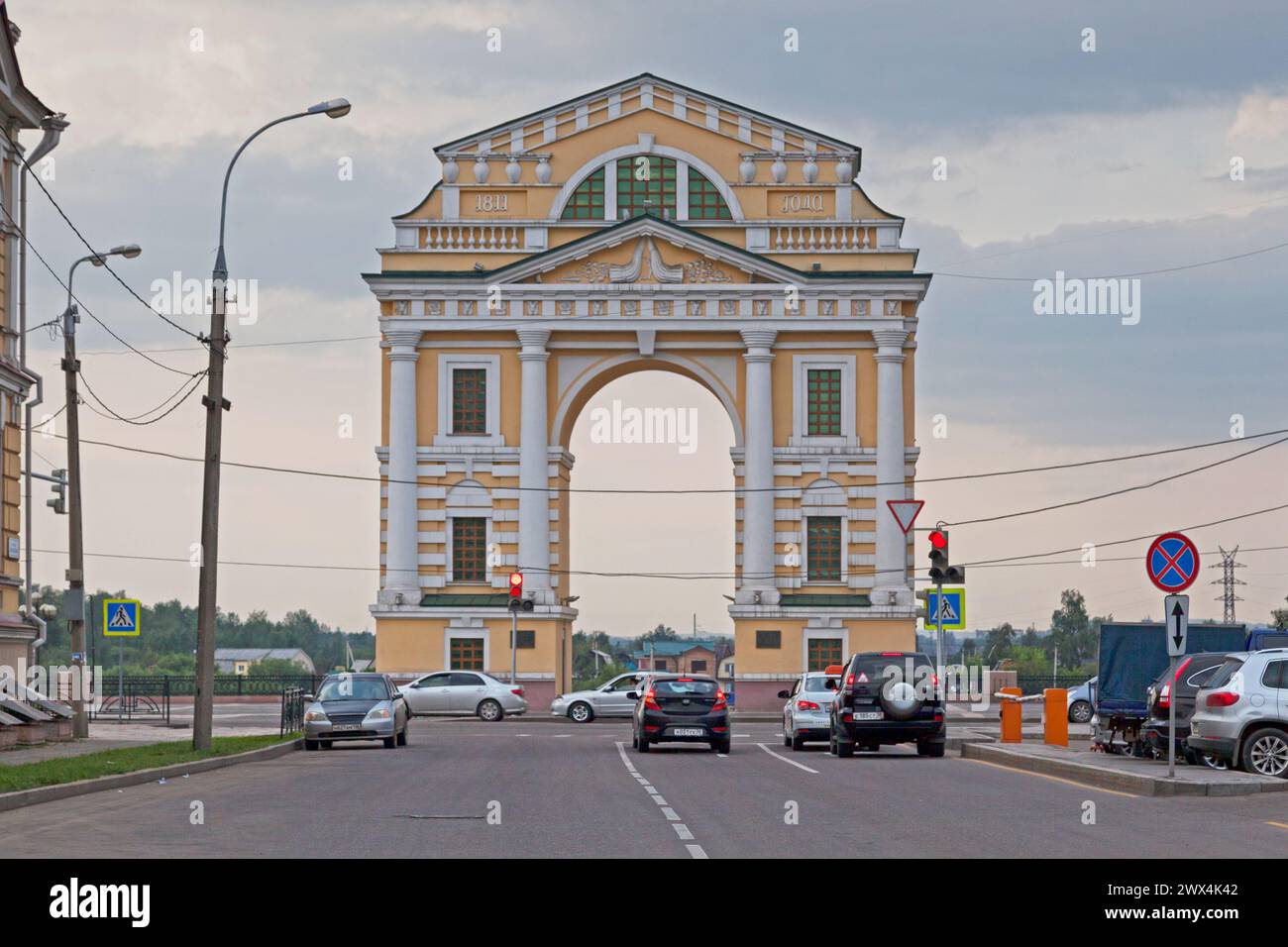 Irkutsk, Russland - 25. Juli 2018: Das Moskauer Triumphtor (russisch Моско́вские Триумфа́льные воро́та) ist ein Triumphbogen. Es wurde 1811 in I gebaut Stockfoto