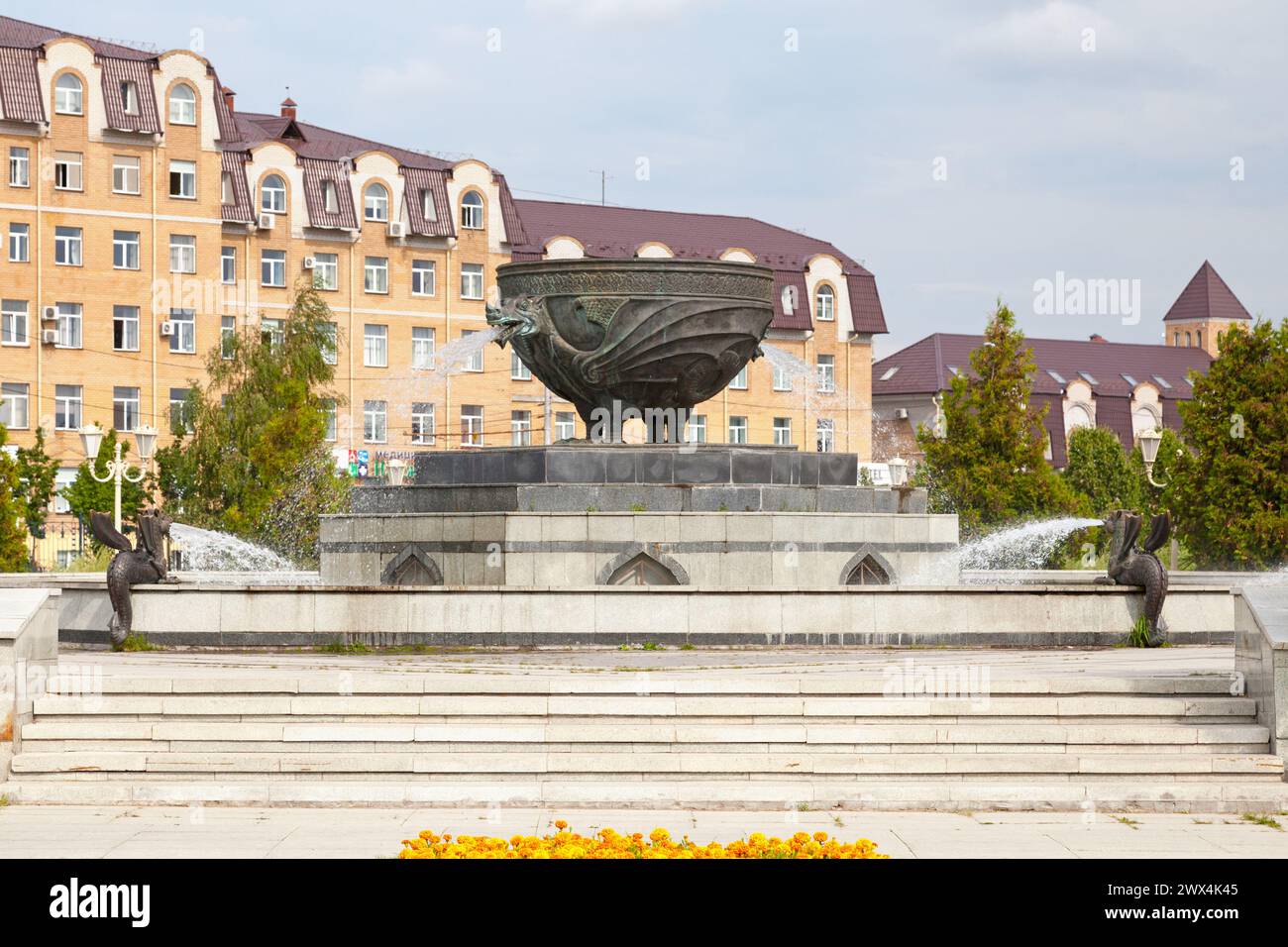 Kasan, Russland - 13. Juli 2018: Brunnen in der Mitte des Kazan Millennium Park (russisch Парк Тысячелетия Казани). Der Brunnenrepresant A Zilant (Rus Stockfoto