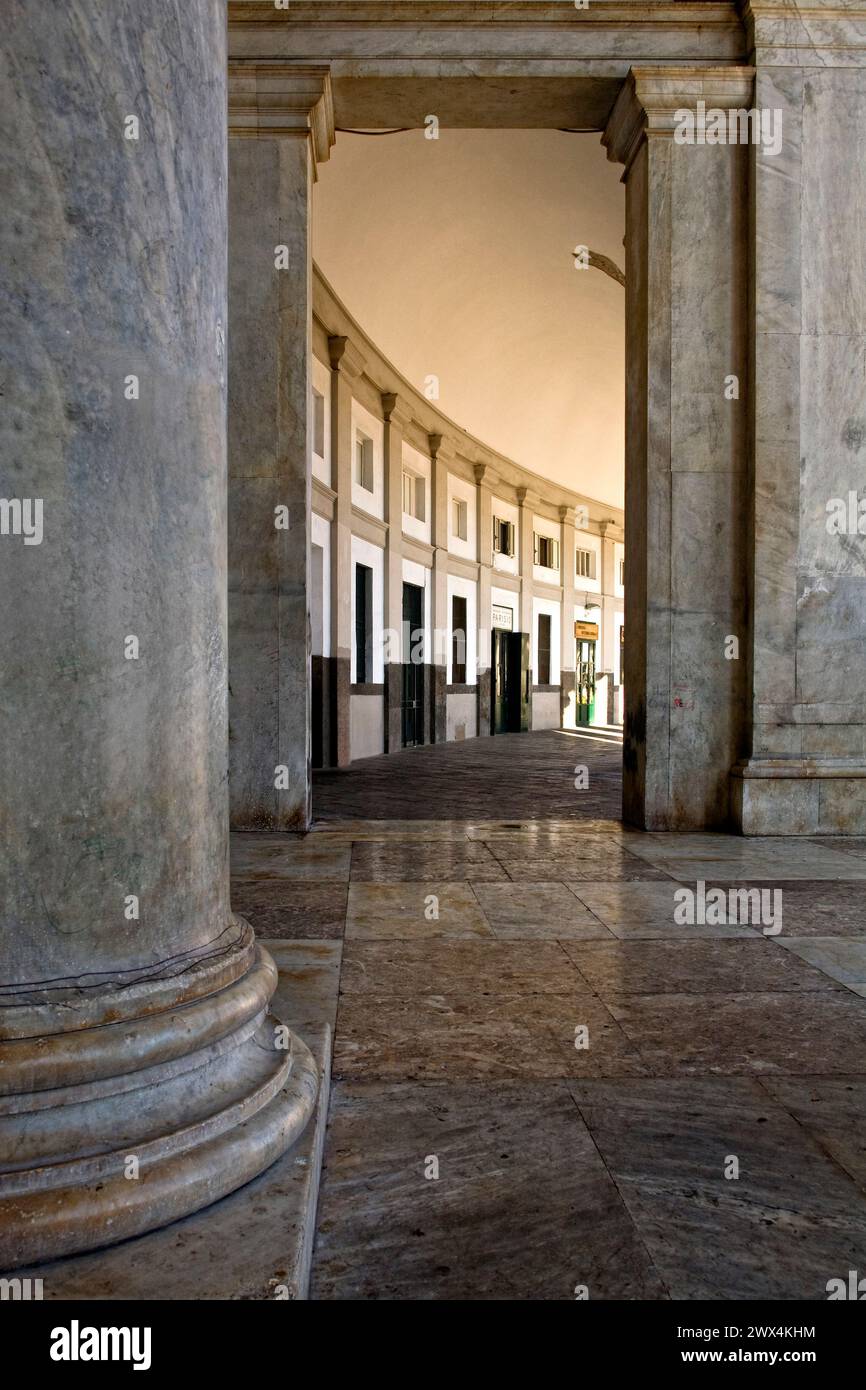 Italien Kampanien Neapel Piazza Plebiscito Colums der Kirche San Francesco da Paola Stockfoto