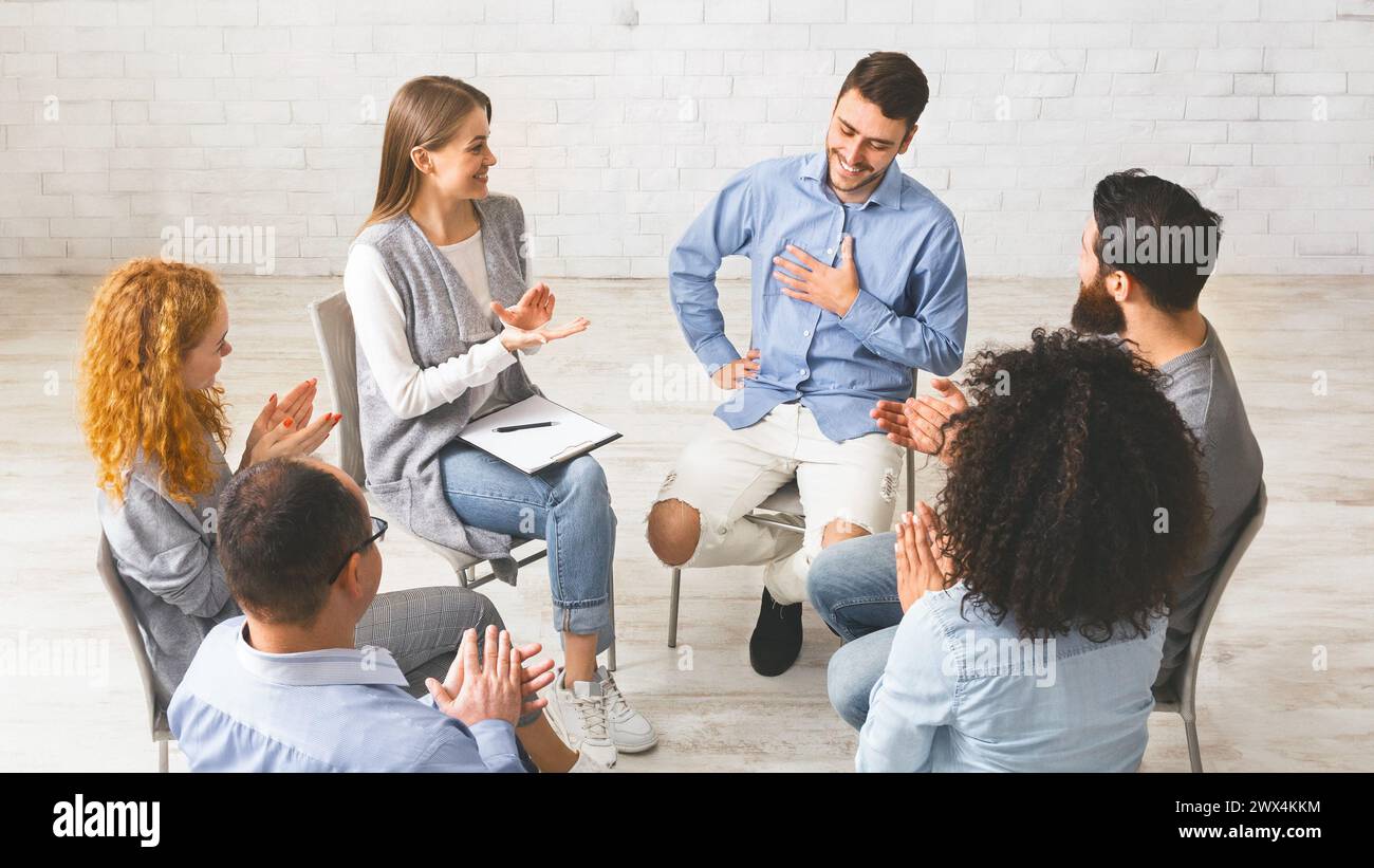 Glückliche Menschen klatschen an support group Meeting Stockfoto