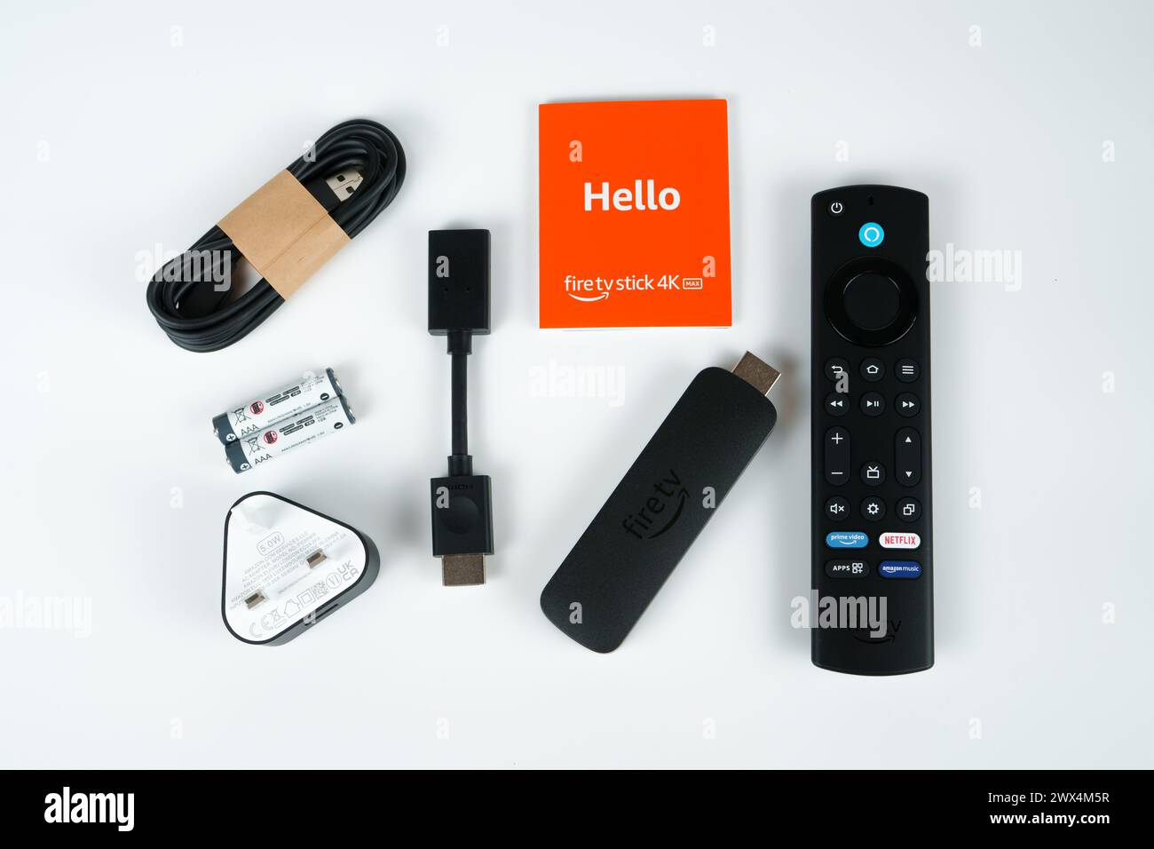 Inhalt der Amazon Fire TV Stick 4K MAX Box isoliert auf weiß. Stafford, Großbritannien. März 2024. Stockfoto