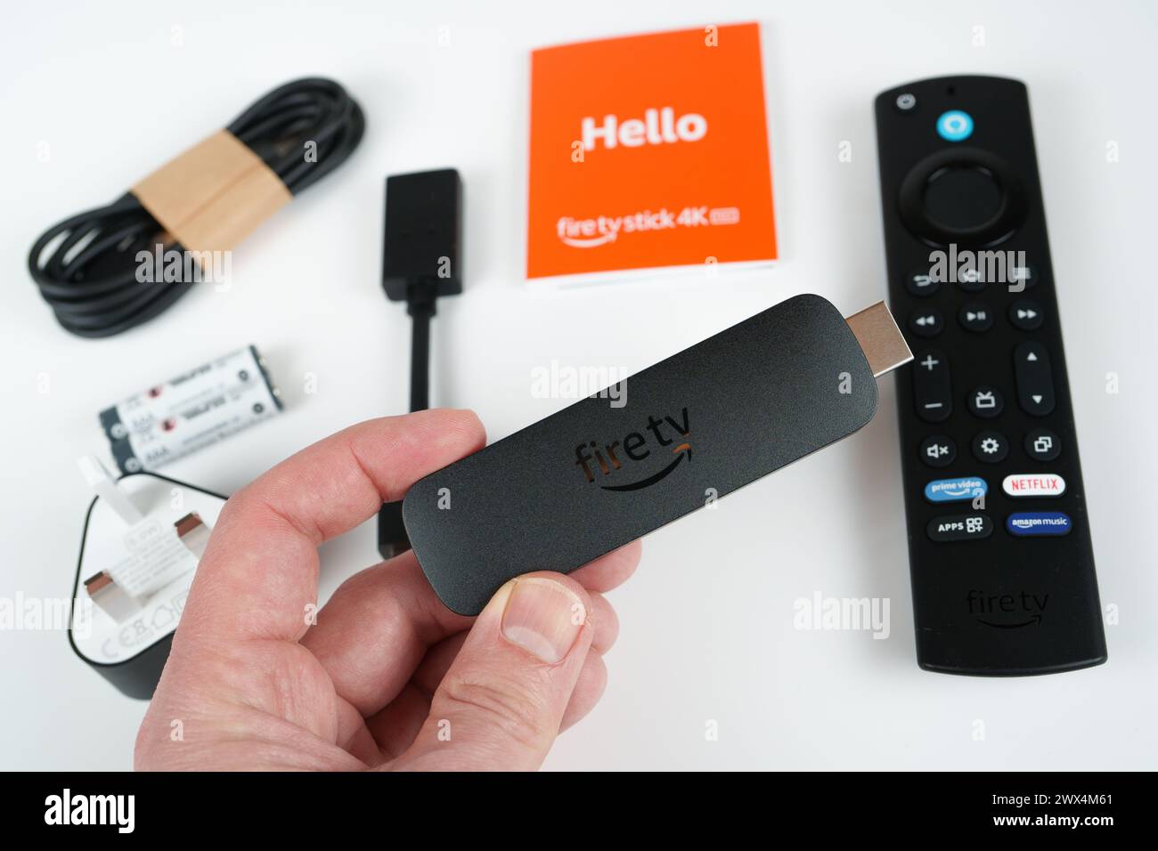 Inhalt der Amazon Fire TV Stick 4K MAX Box isoliert auf weiß. Stafford, Großbritannien. März 2024. Stockfoto