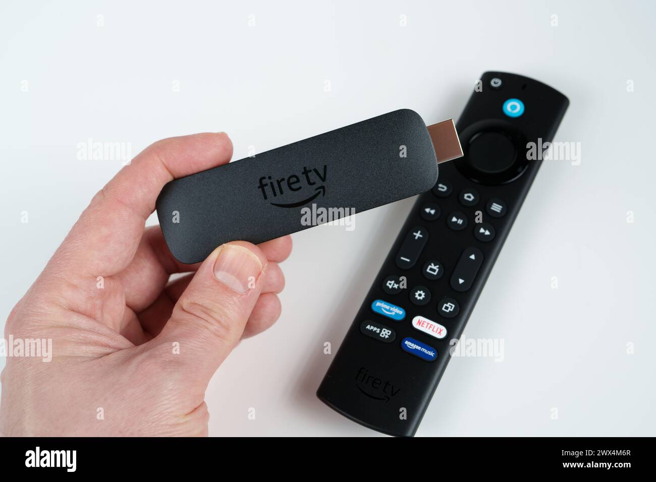 Amazon Fire TV Stick 4K MAX halten in der Hand und der Fernbedienung. Stafford, Großbritannien. März 2024. Stockfoto