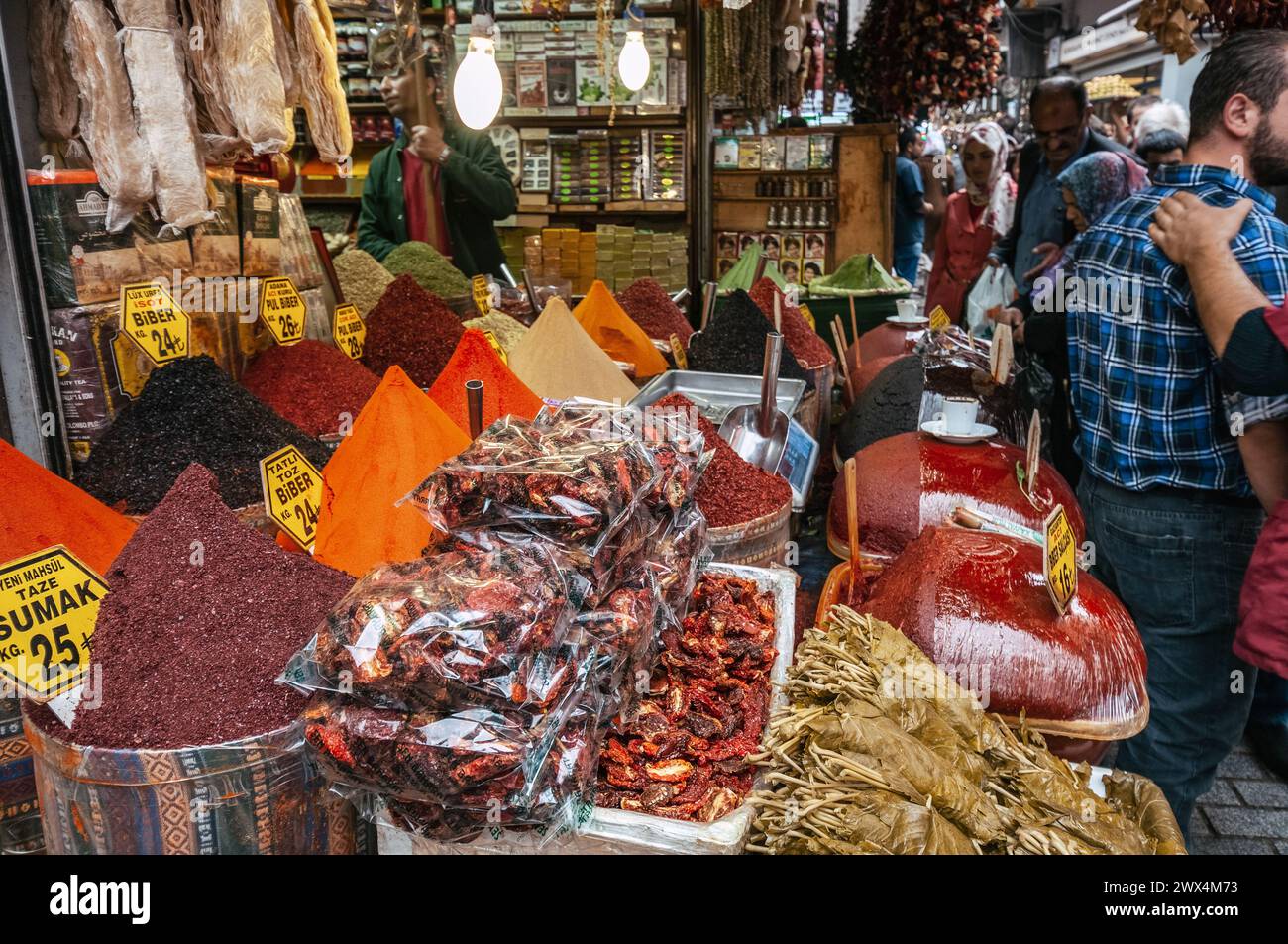 Viele Gewürze auf dem ägyptischen Markt in Istanbul, Türkei Stockfoto