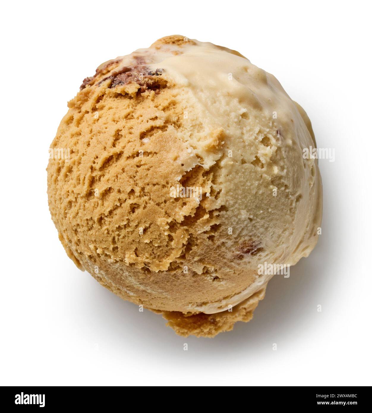 Kaffee und gesalzene Karamell Eiskugel isoliert auf weißem Hintergrund, Blick von oben Stockfoto