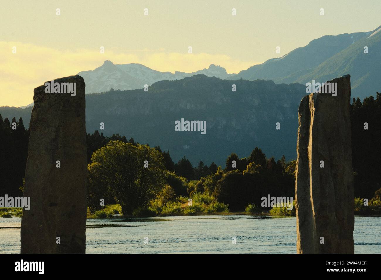 Steinbau mit Bergen im Hintergrund Stockfoto