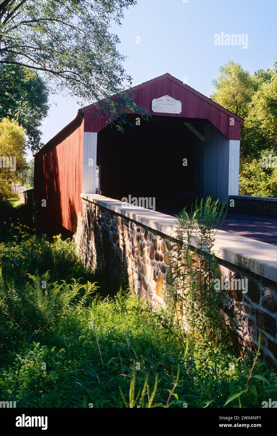 Pine Valley überdachte Brücke über Pine Run Creek; Bucks County; Pennsylvania; USA Stockfoto