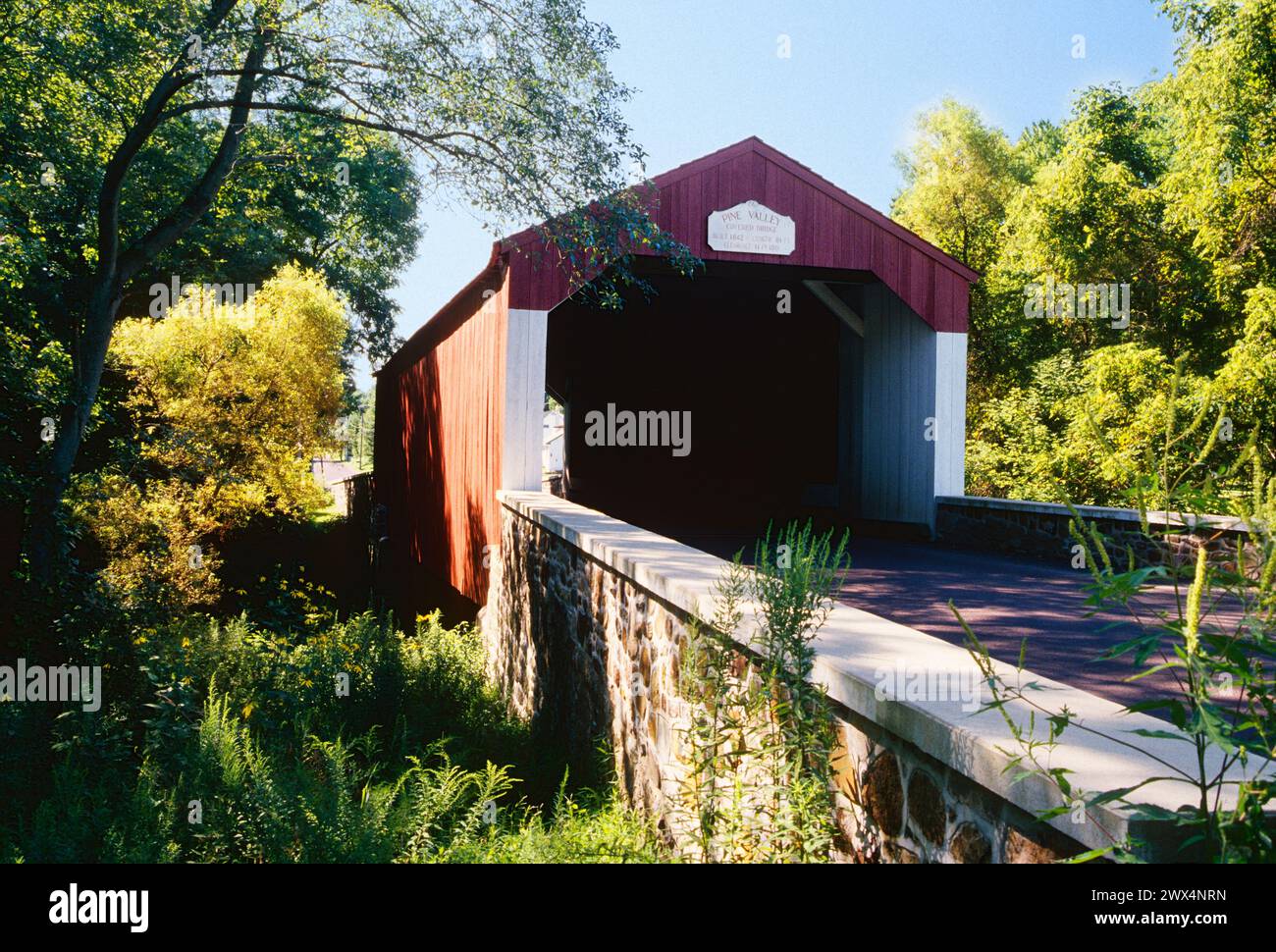 Pine Valley überdachte Brücke über Pine Run Creek; Bucks County; Pennsylvania; USA Stockfoto