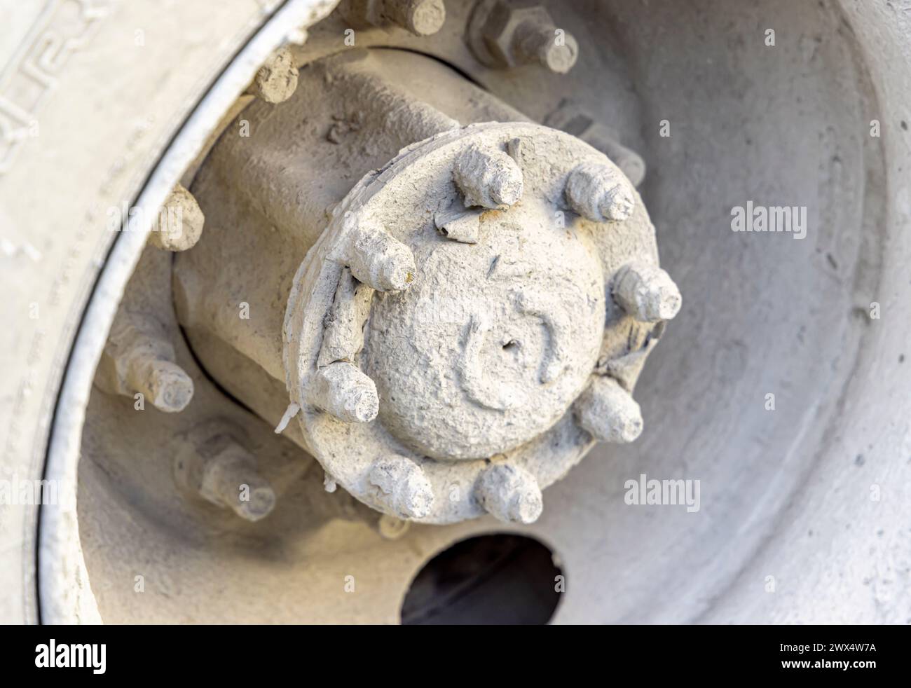 Detail eines mit Zement bedeckten Rads an einem Zementmischer Stockfoto