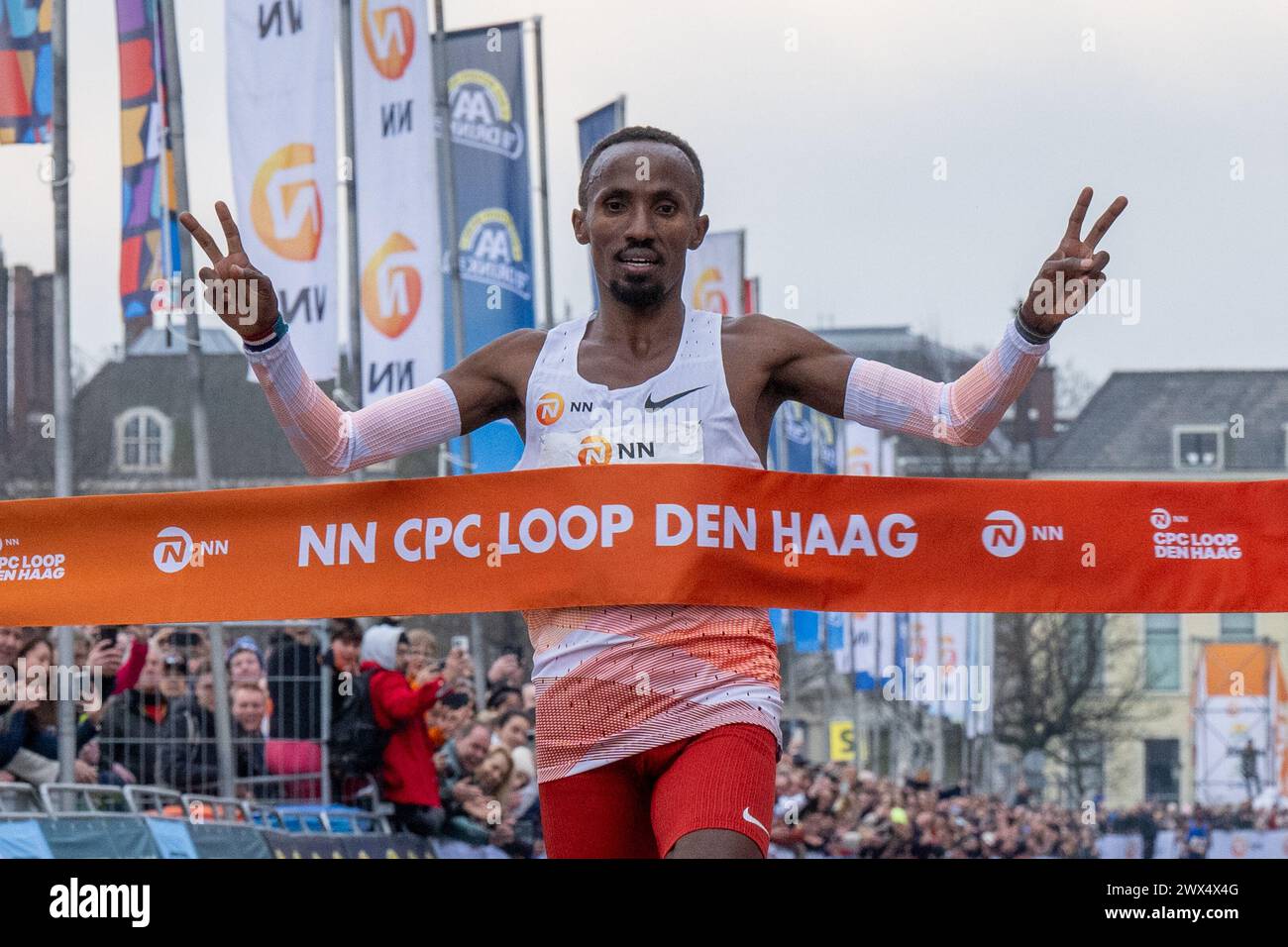 DEN HAAG, NIEDERLANDE - 10. MÄRZ: Abdi Nageeye aus den Niederlanden erster Platz in einem neuen niederländischen Rekord während des CPC Half NN Marathon auf den Straßen Tram Stockfoto