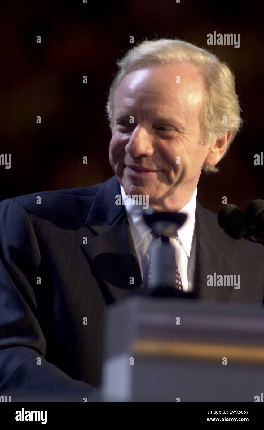 Los Angeles, Usa. August 2000. Der US-Senator Joseph Lieberman (Demokrat von Connecticut) akzeptiert die Nominierung der Demokraten für den Vizepräsidenten auf der Democratic National Convention 2000 im Staples Center in Los Angeles, Kalifornien am Mittwoch, den 16. August 2000. Senator Lieberman ist der erste jüdische Kandidat auf einem großen US-Präsidentschaftsticket für die politische Partei. Credit: Ron Sachs/CNP/SIPA USA Credit: SIPA USA/Alamy Live News Stockfoto