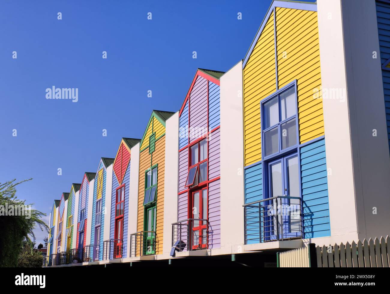 Lorne: Farbenfrohe Reihe moderner Apartments im Cora Lynn Complex in Lorne, Victoria, Australien Stockfoto