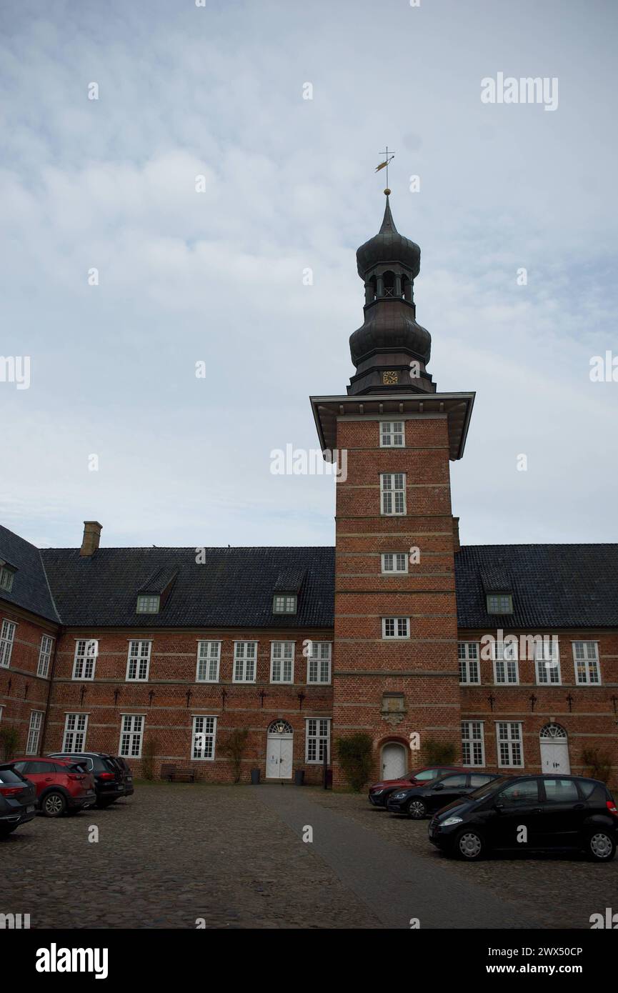 Husum, Schleswig-Holstein das Schloss vor Husum, Innenhof mit Parkplatz. Es wird vor Husum genannt, weil es zu seiner Erbauungszeit vor der Stadtgrenze lag. Es war ursprünglich eine Nebenresidenz des herzoglichen Hauses Schleswig-Holstein-Gottorf und diente im 18. Und 19. Jahrhundert als gelegentliche Residenz des dänischen Königshauses. Bereits während dieser Zeit nahm das nun königliche Schloss die Amtsverwaltung auf, die sich nach 1864 fast auf das ganze Haus ausdehnte und hier bis ins 20. Jahrhundert verblieb. Aufnahme vom 27.03.2024, Husum, Kreis Nordfriesland, Schleswig-Holstein *** Husu Stockfoto