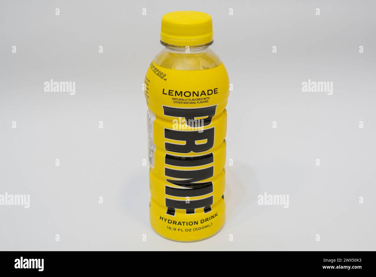 Prime ist eine Reihe von Sportgetränken, Getränkemischungen und Energy Drinks, die von Prime Hydration, LLC hergestellt und vermarktet werden. Limonade aromatisiert. Stockfoto
