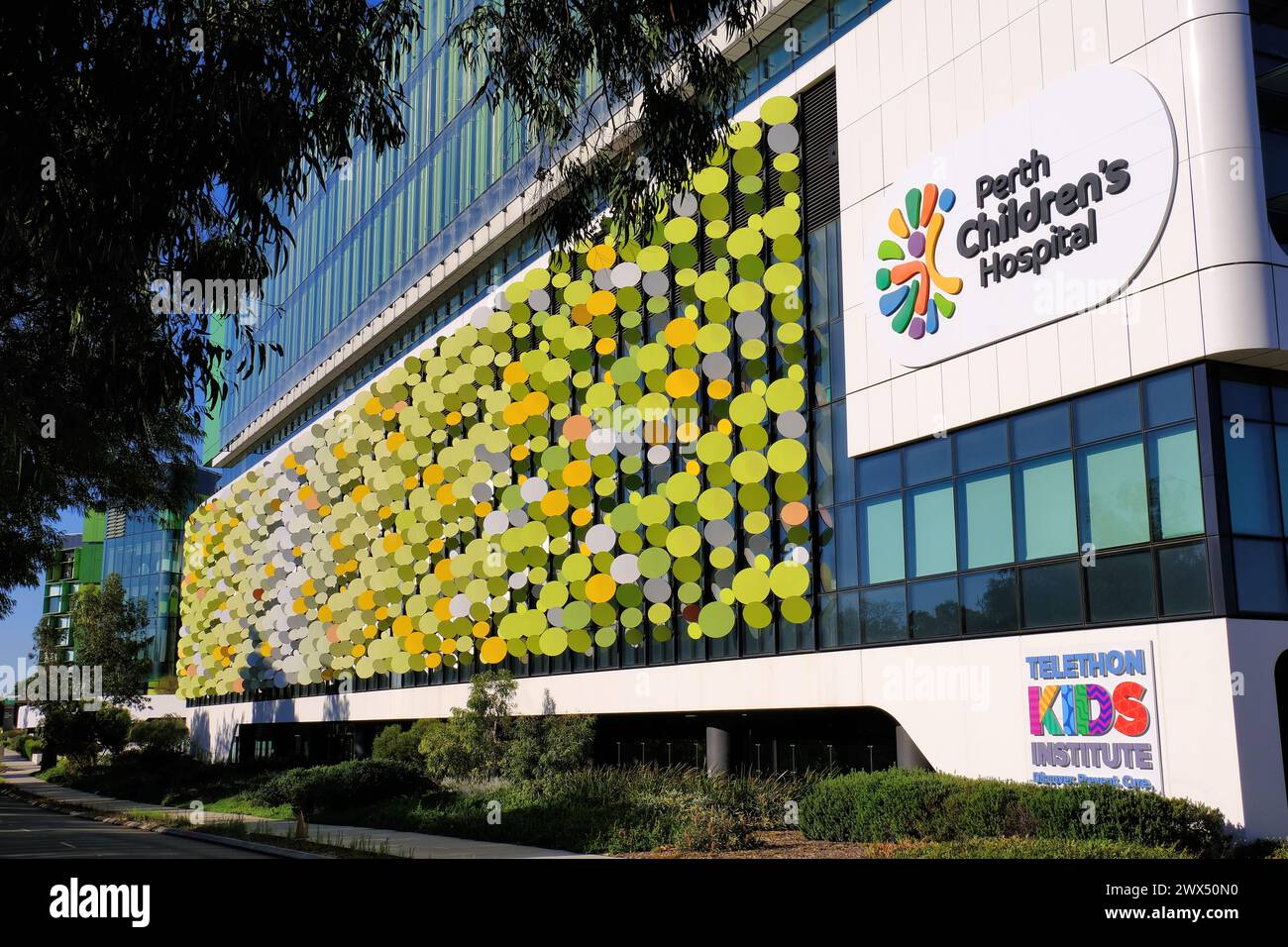 Fassade des Perth Children's Hospital und des Telethon Kids Institute auf der Winthrop Avenue, Nedlands, Perth Stockfoto