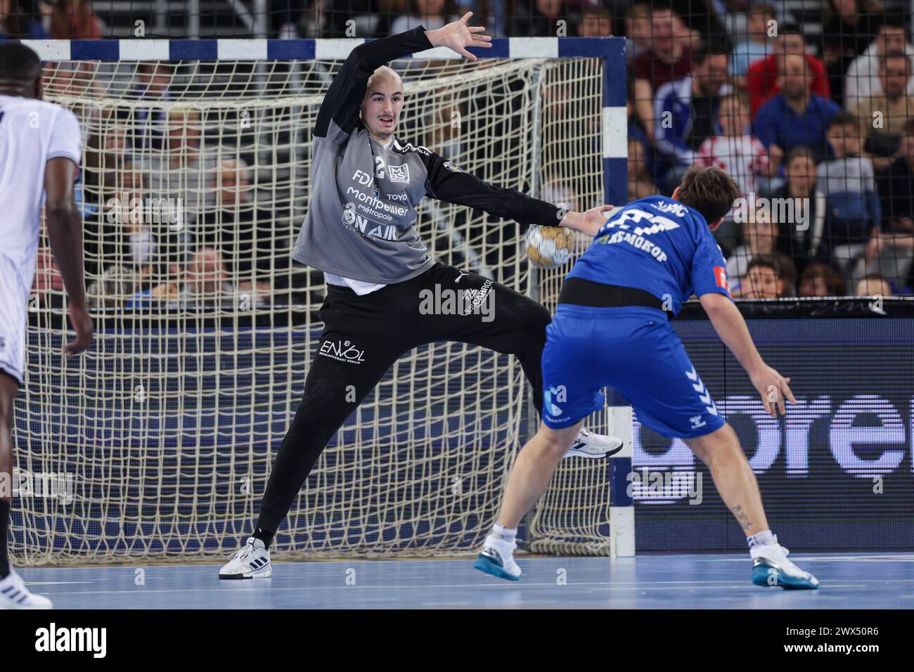 Zagreb, Kroatien. März 2024. ZAGREB, KROATIEN - 27. MÄRZ: Charles Bolzinger von Montpellier HB versucht, während des Play-off-Spiels der EHF Champions League Men 2023/24 zwischen dem HC Zagreb und Montpellier HB in der Arena Zagreb am 27. März 2024 in Zagreb, Kroatien, zu sparen. Foto: Luka Stanzl/PIXSELL Credit: Pixsell/Alamy Live News Stockfoto