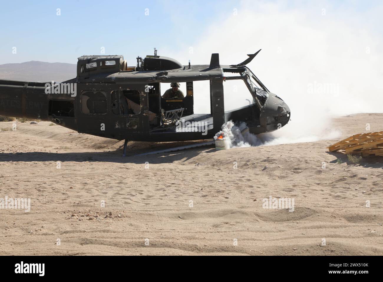 US-Soldaten, die dem 6. Geschwader, 17. Air Kavallerry Regiment, 4. Combat Aviation Brigade, 4. Infanterie Division, zugewiesen wurden, verteidigen die Position während der Rotation 24-02 im National Training Center, Fort Irwin, Kalifornien, 29. Oktober 2023. (Foto der US-Armee von PFC. Nathaniel Garrett, Operations Group, National Training Center) Stockfoto