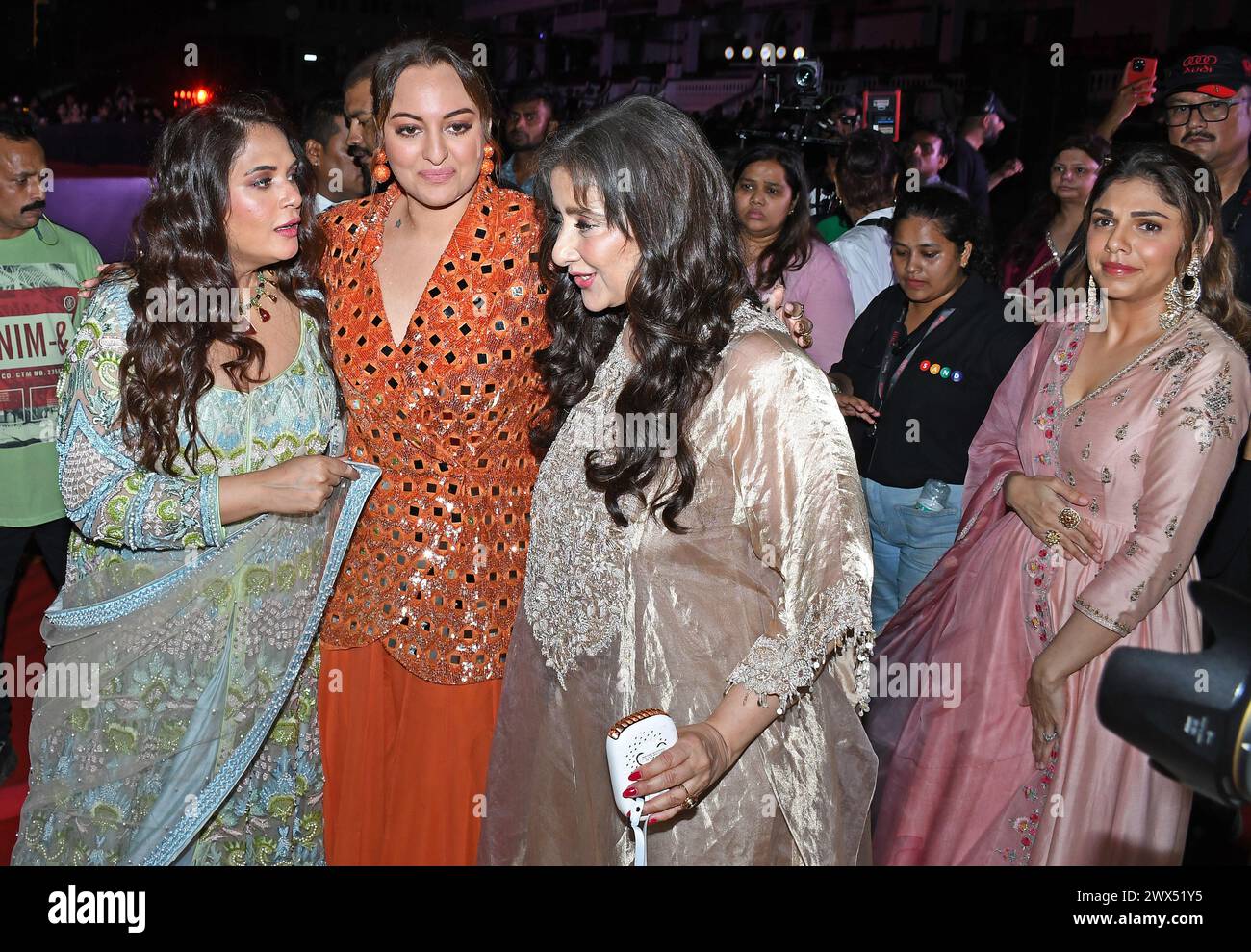 Mumbai, Indien. März 2024. L-R Bollywood Schauspieler Richa Chadha, Sonakshi Sinha (C), nepalesische Schauspielerin Manisha Koirala und Schauspielerin Sharmin Segal (R), die bei einer Werbeveranstaltung ihrer kommenden Netflix-Fernsehserie „Heeramandi : The Diamond Bazaar“ in Mumbai zu sehen waren. Quelle: SOPA Images Limited/Alamy Live News Stockfoto