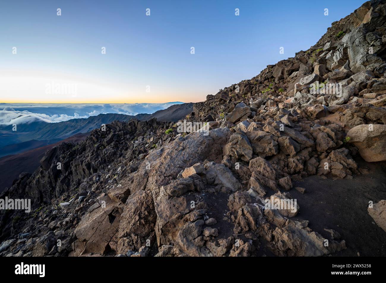 Blick hinunter in den Krater des Vulkans Haleakalā, oder den Vulkan East Maui, der ein massiver Schildvulkan ist, der mehr als 75 % von Maui bildet. Stockfoto