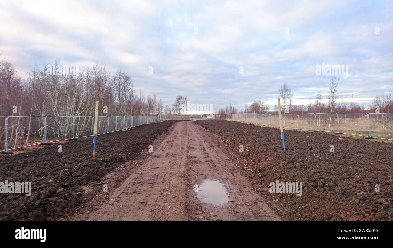 Bau neuer Straßen im Gange, Vorbereitung der Bodenarbeiten auf Walze und neuer Asphalt Stockfoto