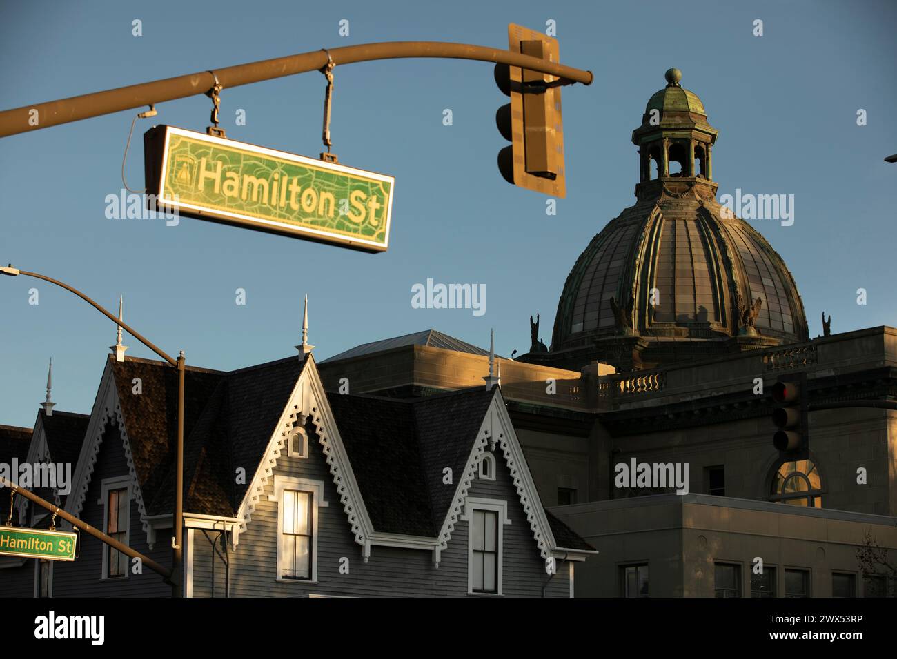 Blick bei Sonnenuntergang auf ein historisches viktorianisches Haus und Gerichtsgebäude in der Innenstadt von Redwood City, Kalifornien. Stockfoto