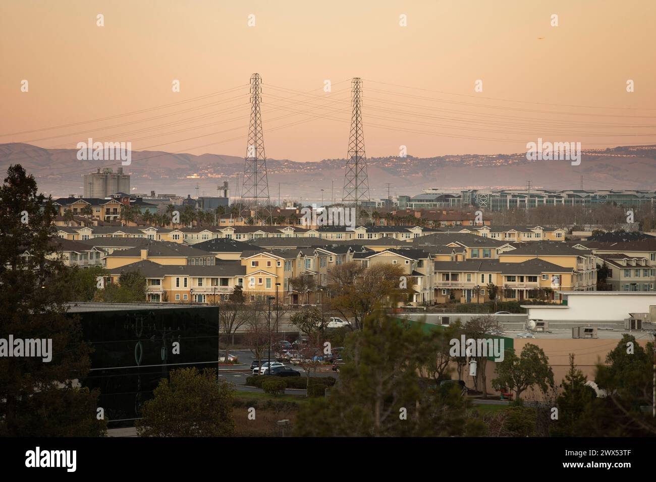 Blick bei Sonnenuntergang auf ein dichtes Wohnviertel von Redwood City, Kalifornien, USA. Stockfoto