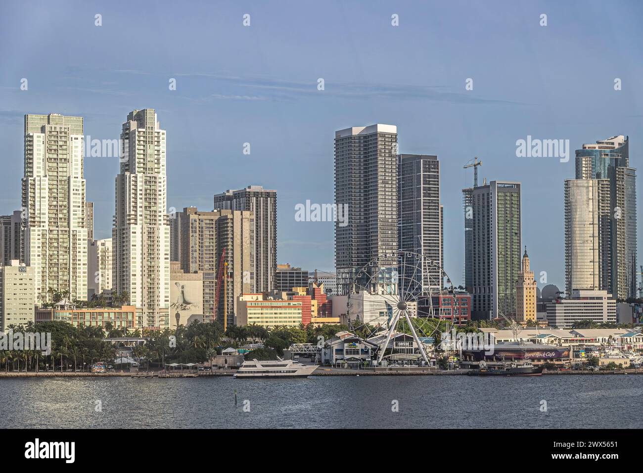 Miami, Florida, USA - 29. Juli 2023: Wolkenkratzer entlang des Biscayne blvd hinter Bayfront Park und Riesenrad mit mehreren Unterhaltungsunternehmen Stockfoto