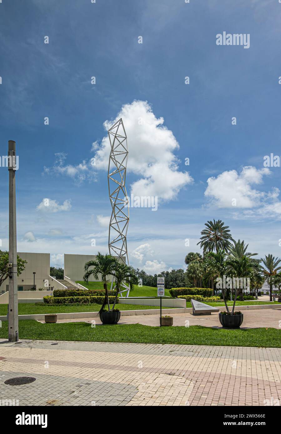 Miami, Florida, USA - 29. Juli 2023: Das Challenger Memorial im grünen Bayfront Park unter blauer Wolkenlandschaft. Stockfoto
