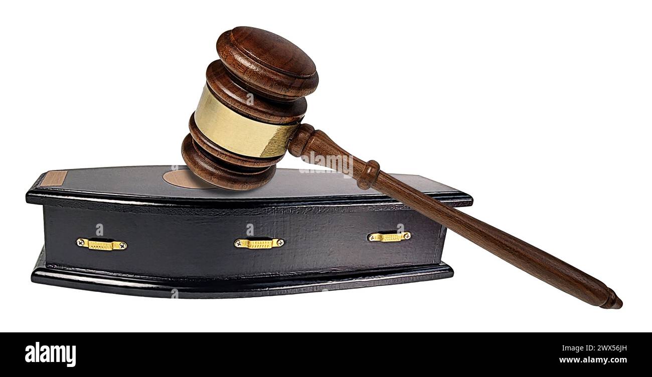 Schwarzer hölzerner Sarg begrabte Menschen, die mit einem Hammer gegangen sind, um Todesgeld und Heirat rechtliche Fragen zu zeigen Stockfoto