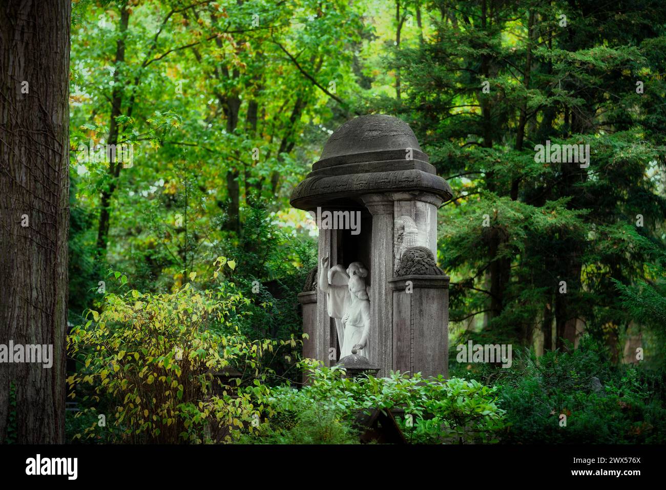 Großes historisches Grabmal in märchenhafter Waldszene auf dem kölner melatenfriedhof Stockfoto