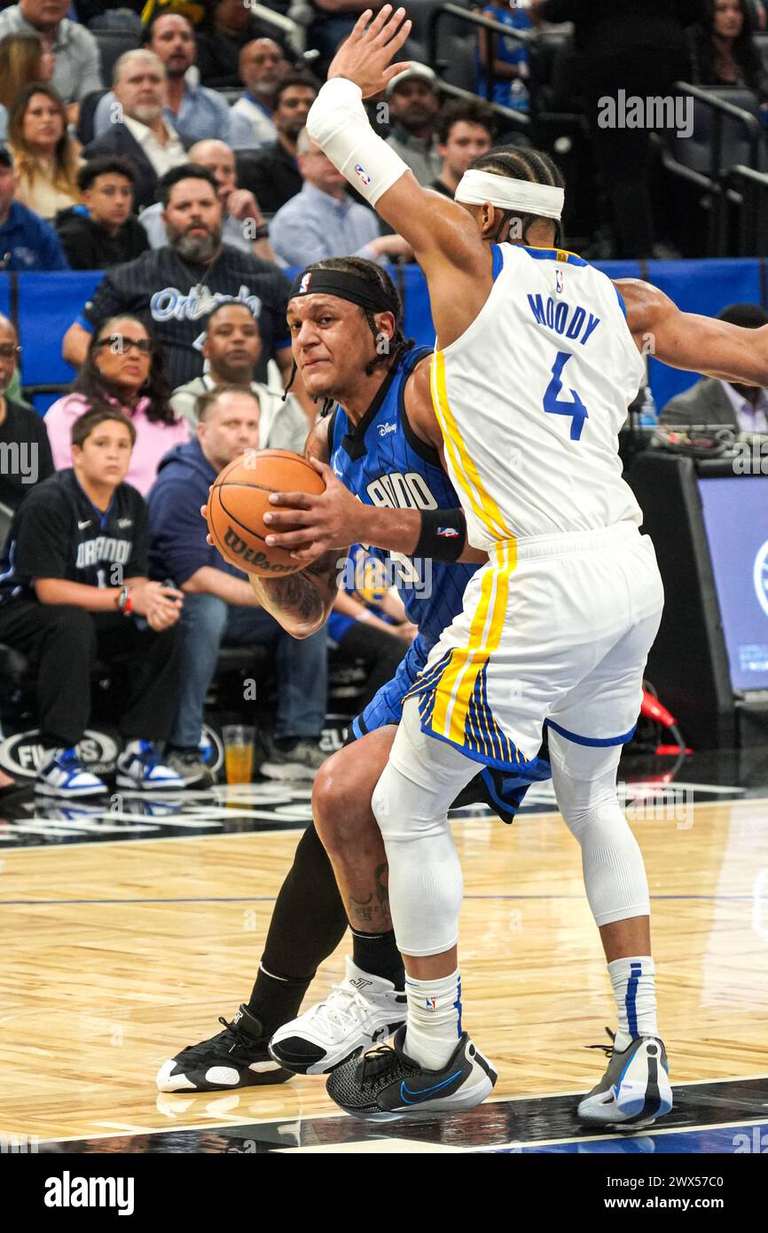 Orlando, Florida, USA, 27. März 2024, Paolo Banchero #5 von Orlando Magic zieht an Moses Moody #4 im Kia Center vorbei. (Foto: Marty Jean-Louis/Alamy Live News Stockfoto