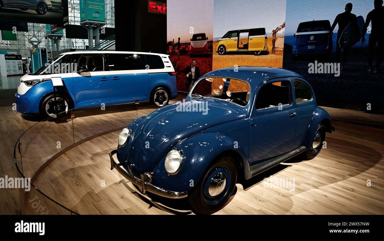 New York, Usa. März 2024. Volkswagen ID Buzz und 1949 Volkswagen Beetle während des Pressetages auf der New York International Auto Show am 27. März 2024 in New York City. Die Ausstellung wurde 1900 im New York Coliseum eröffnet und 87 Jahre später ins Javits Center verlegt, wo die Hersteller ihre neuen Modelle und Konzeptfahrzeuge präsentieren. (Foto: John Lamparski/NurPhoto) Credit: NurPhoto SRL/Alamy Live News Stockfoto