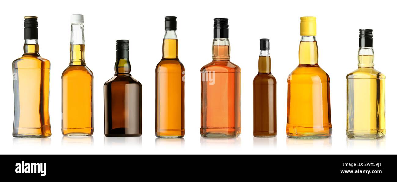 Viele Flaschen Whiskey isoliert auf weiß, Set Stockfoto