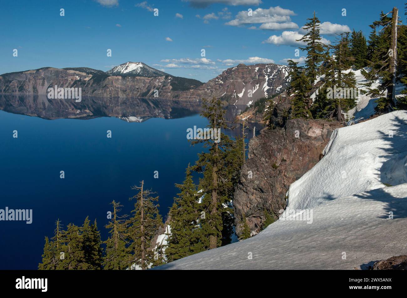 Ein Teil des Randes des Crater Lake in Oregon. In Der Nähe Des Discovery Point. Stockfoto