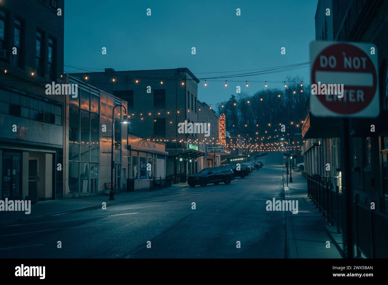 Lichterketten über der Commerce Street und dem Granada Theater im Zentrum von Bluefield, West Virginia Stockfoto