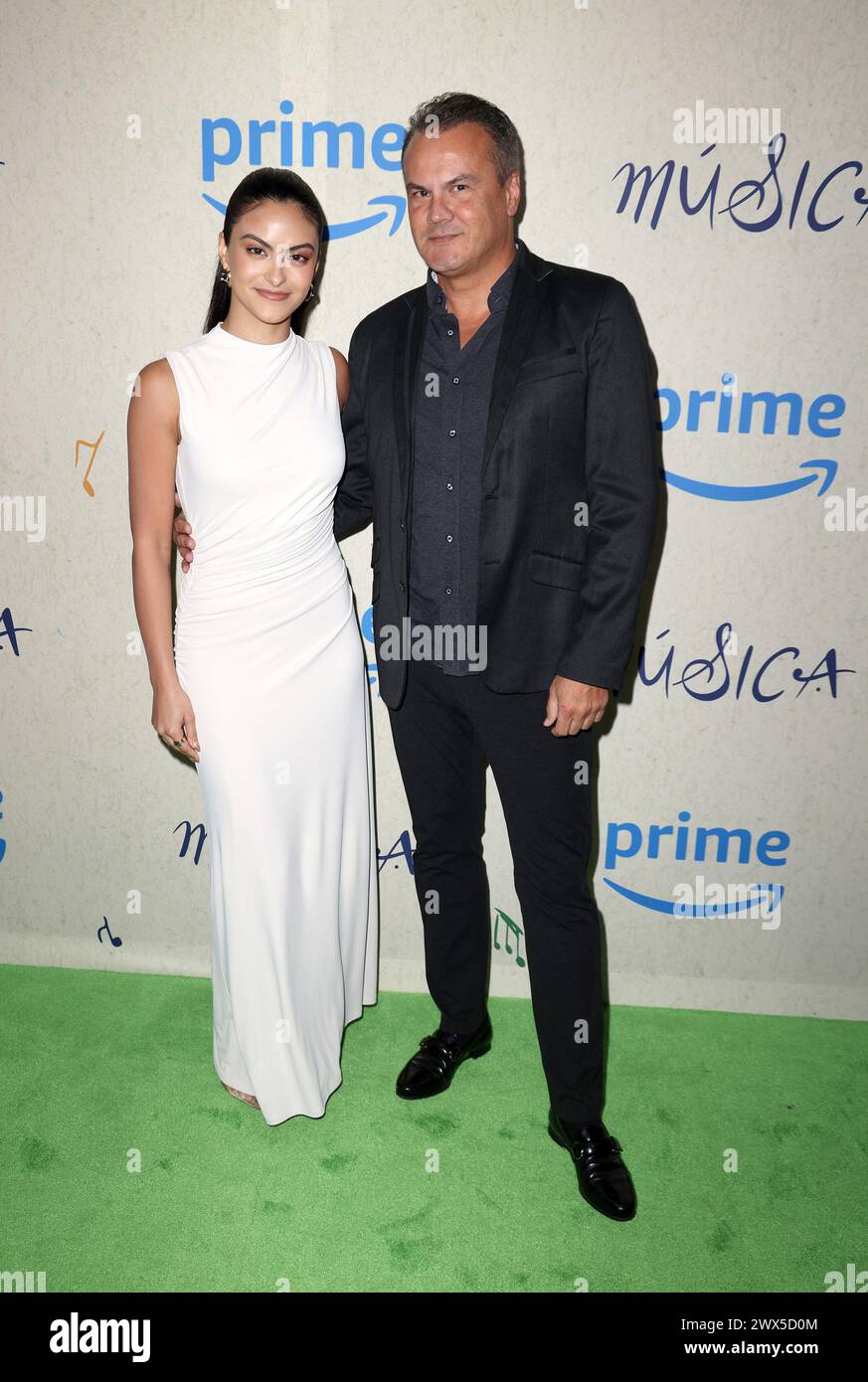 Miami, Vereinigte Staaten Von Amerika. März 2024. MIAMI BEACH, FLORIDA - 27. MÄRZ: Camila Mendes und ihr Vater Victor Mendes werden am 27. März 2024 bei der Premiere von „Musica“ Miami im Regal South Beach in Miami Beach, Florida, gesehen. (Foto: Alberto E. Tamargo/SIPA USA) Credit: SIPA USA/Alamy Live News Stockfoto