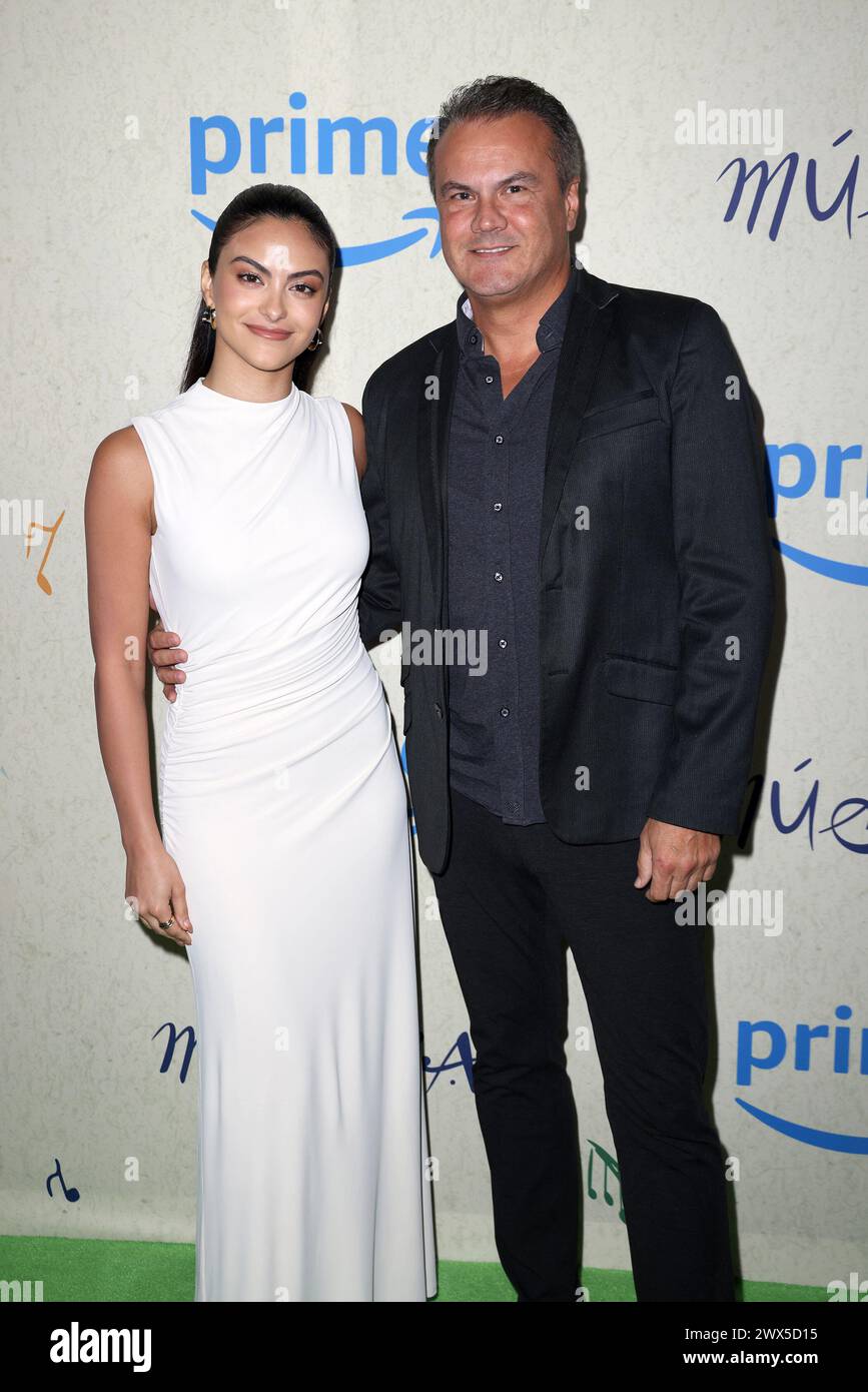 Miami, Vereinigte Staaten Von Amerika. März 2024. MIAMI BEACH, FLORIDA - 27. MÄRZ: Camila Mendes und ihr Vater Victor Mendes werden am 27. März 2024 bei der Premiere von „Musica“ Miami im Regal South Beach in Miami Beach, Florida, gesehen. (Foto: Alberto E. Tamargo/SIPA USA) Credit: SIPA USA/Alamy Live News Stockfoto