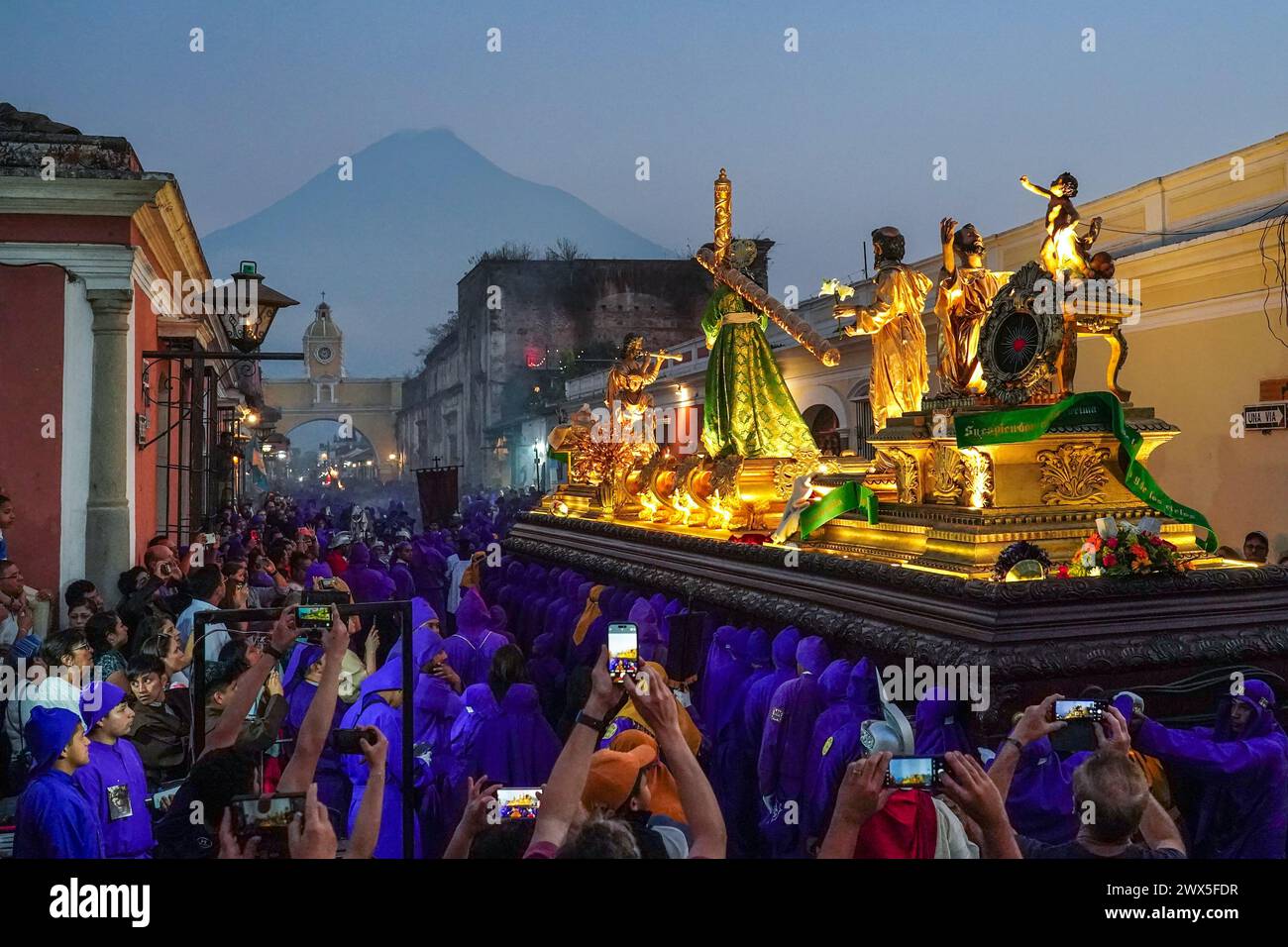 Antigua, Guatemala. März 2024. Costaleros tragen den gewaltigen Jesús Nazareno del Milagro Prozessionszug durch die Straßen während der traditionellen Santa Semana feiert die Karwoche am 27. März 2024 in Antigua, Guatemala. Die opulenten Prozessionen, detailgetreuen Alfombras und jahrhundertealten Traditionen ziehen mehr als 1 Million Menschen in die alte Hauptstadt. Quelle: Richard Ellis/Richard Ellis/Alamy Live News Stockfoto