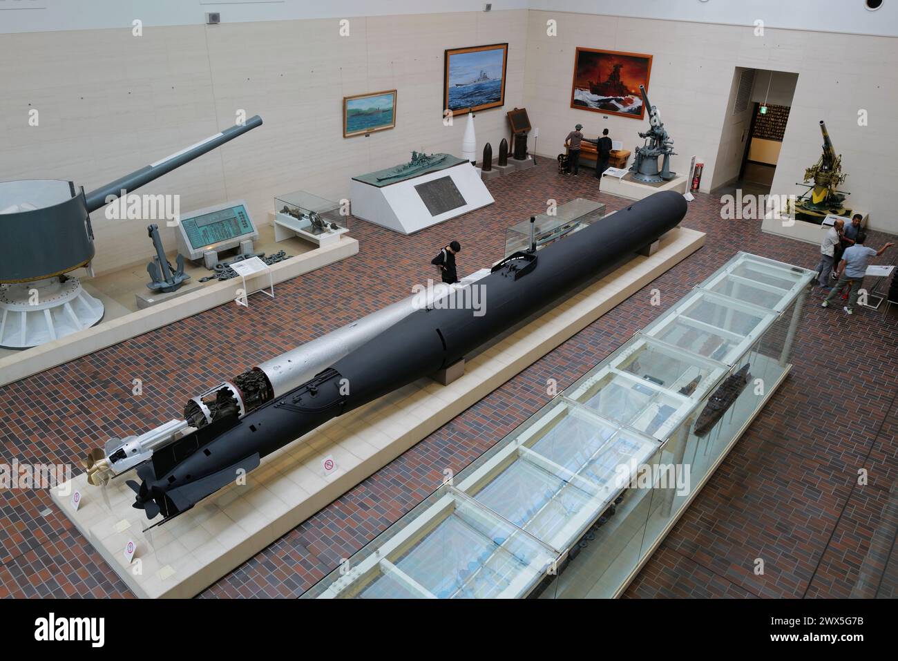 Das bemannte Torpedo- und Selbstmordboot Kaiten, das von der Kaiserlichen Japanischen Marine benutzt wird, wird im Yushukan Museum ausgestellt. Yasukuni-Schrein. Tokio. Japan Stockfoto