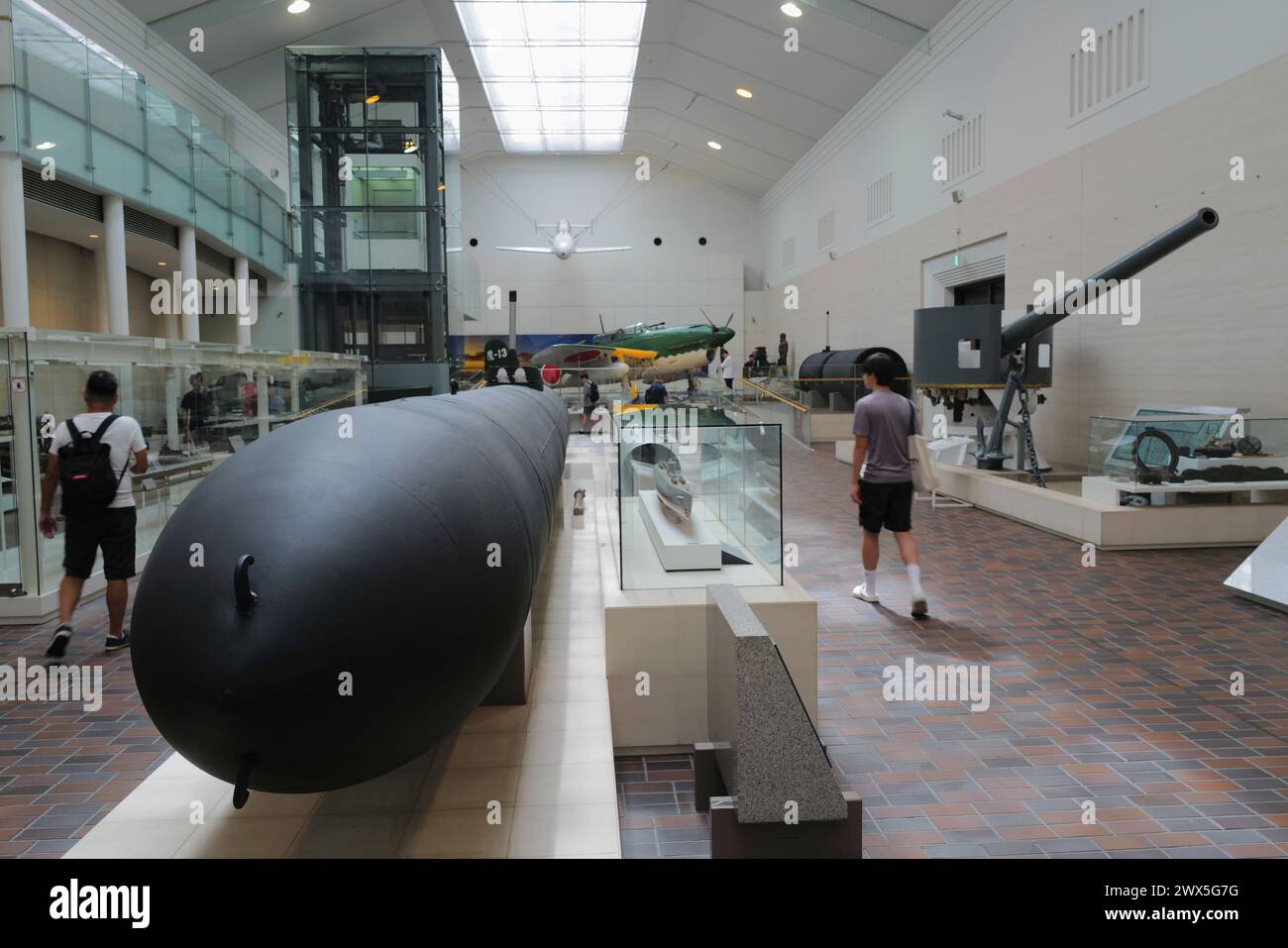 Das bemannte Torpedo- und Selbstmordboot Kaiten, das von der Kaiserlichen Japanischen Marine benutzt wird, wird im Yushukan Museum ausgestellt. Yasukuni-Schrein. Tokio. Japan Stockfoto