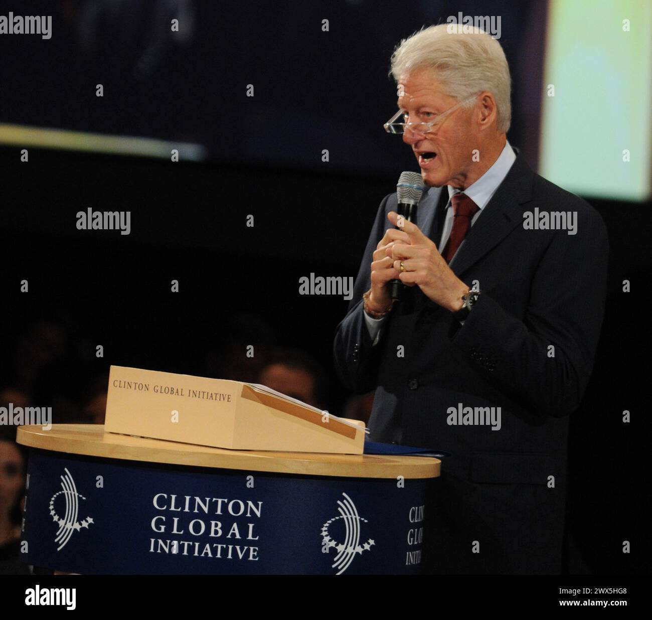 NEW YORK, NY - 26. SEPTEMBER: Der ehemalige US-Präsident Bill Clinton, die ehemalige US-Außenministerin Hillary Clinton und die Tochter Chelsea Clinton sprechen auf der Abschlusssitzung der Clinton Global Initiative (CGI) am 26. September 2013 in New York. Die CGI, die zeitgleich mit der Generalversammlung der Vereinten Nationen stattfindet, bringt Staatschefs, CEOs, Philanthropen und andere zusammen, um am 26. September 2013 in New York City Lösungen für die größten Probleme der Welt zu finden. Personen: Bill Clinton Transmission Ref.: MNC1 muss bei Interesse Michael Storms Storms Media Group Inc. Anrufen 305-632-3400 - CE Stockfoto