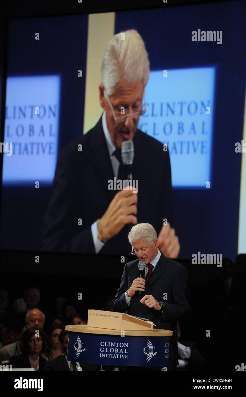 NEW YORK, NY - 26. SEPTEMBER: Der ehemalige US-Präsident Bill Clinton, die ehemalige US-Außenministerin Hillary Clinton und die Tochter Chelsea Clinton sprechen auf der Abschlusssitzung der Clinton Global Initiative (CGI) am 26. September 2013 in New York. Die CGI, die zeitgleich mit der Generalversammlung der Vereinten Nationen stattfindet, bringt Staatschefs, CEOs, Philanthropen und andere zusammen, um am 26. September 2013 in New York City Lösungen für die größten Probleme der Welt zu finden. Personen: Bill Clinton Transmission Ref.: MNC1 muss bei Interesse Michael Storms Storms Media Group Inc. Anrufen 305-632-3400 - CE Stockfoto