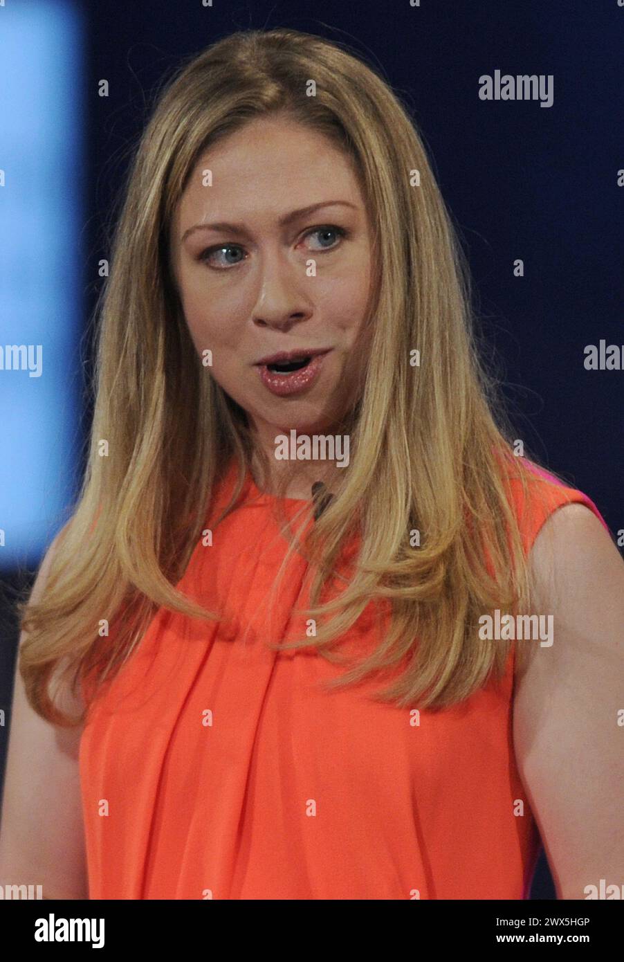 NEW YORK, NY - 26. SEPTEMBER: Der ehemalige US-Präsident Bill Clinton, die ehemalige US-Außenministerin Hillary Clinton und die Tochter Chelsea Clinton sprechen auf der Abschlusssitzung der Clinton Global Initiative (CGI) am 26. September 2013 in New York. Die CGI, die zeitgleich mit der Generalversammlung der Vereinten Nationen stattfindet, bringt Staatschefs, CEOs, Philanthropen und andere zusammen, um am 26. September 2013 in New York City Lösungen für die größten Probleme der Welt zu finden. Personen: Chelsea Clinton Transmission Ref.: MNC1 muss anrufen, wenn Interesse besteht Michael Storms Storms Media Group Inc. 305-632-3400 - Stockfoto