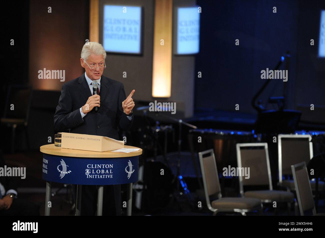 NEW YORK, NY - 26. SEPTEMBER: Der ehemalige US-Präsident Bill Clinton, die ehemalige US-Außenministerin Hillary Clinton und die Tochter Chelsea Clinton sprechen auf der Abschlusssitzung der Clinton Global Initiative (CGI) am 26. September 2013 in New York. Die CGI, die zeitgleich mit der Generalversammlung der Vereinten Nationen stattfindet, bringt Staatschefs, CEOs, Philanthropen und andere zusammen, um am 26. September 2013 in New York City Lösungen für die größten Probleme der Welt zu finden. Personen: Bill Clinton Transmission Ref.: MNC1 muss bei Interesse Michael Storms Storms Media Group Inc. Anrufen 305-632-3400 - CE Stockfoto