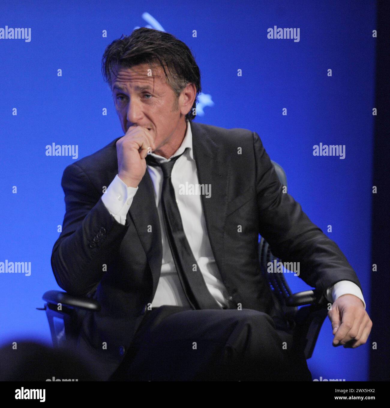 NEW YORK – 25. SEPTEMBER: Sean Penn spricht während des jährlichen Clinton Global Initiative (CGI) Meetings am 25. September 2013 in New York. Zeitgleich mit der Generalversammlung der Vereinten Nationen versammelt CGI Staatschefs, CEOs, Philanthropen und andere, um Lösungen für die größten Probleme der Welt zu finden. Menschen: Sean Penn Transmission Ref: MNC1 muss bei Interesse Michael Storms Storms Media Group Inc. anrufen 305-632-3400-Zelle 305-513-5783-Fax MikeStorm@aol.com Stockfoto