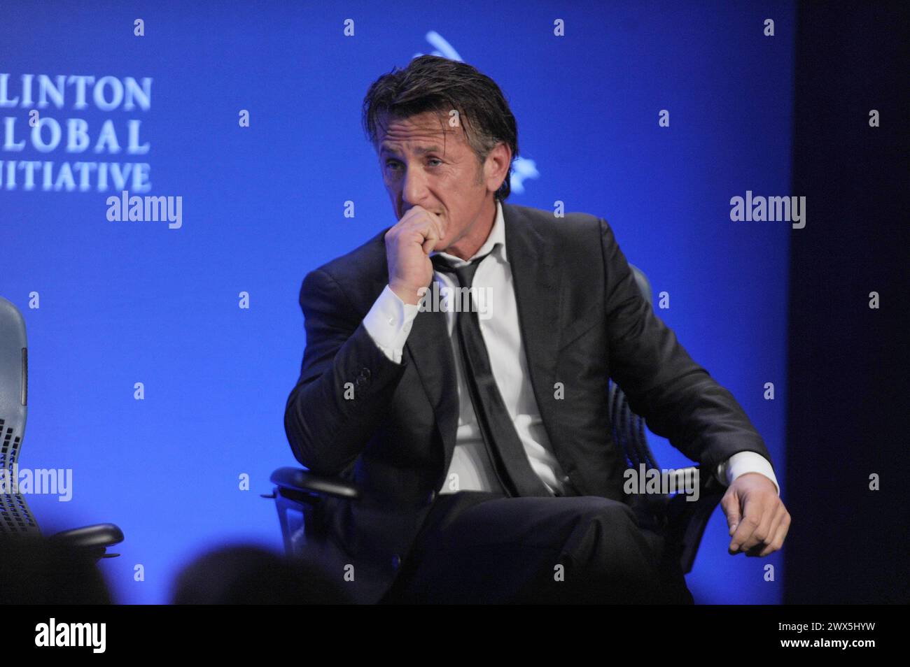 NEW YORK – 25. SEPTEMBER: Sean Penn spricht während des jährlichen Clinton Global Initiative (CGI) Meetings am 25. September 2013 in New York. Zeitgleich mit der Generalversammlung der Vereinten Nationen versammelt CGI Staatschefs, CEOs, Philanthropen und andere, um Lösungen für die größten Probleme der Welt zu finden. Menschen: Sean Penn Transmission Ref: MNC1 muss bei Interesse Michael Storms Storms Media Group Inc. anrufen 305-632-3400-Zelle 305-513-5783-Fax MikeStorm@aol.com Stockfoto