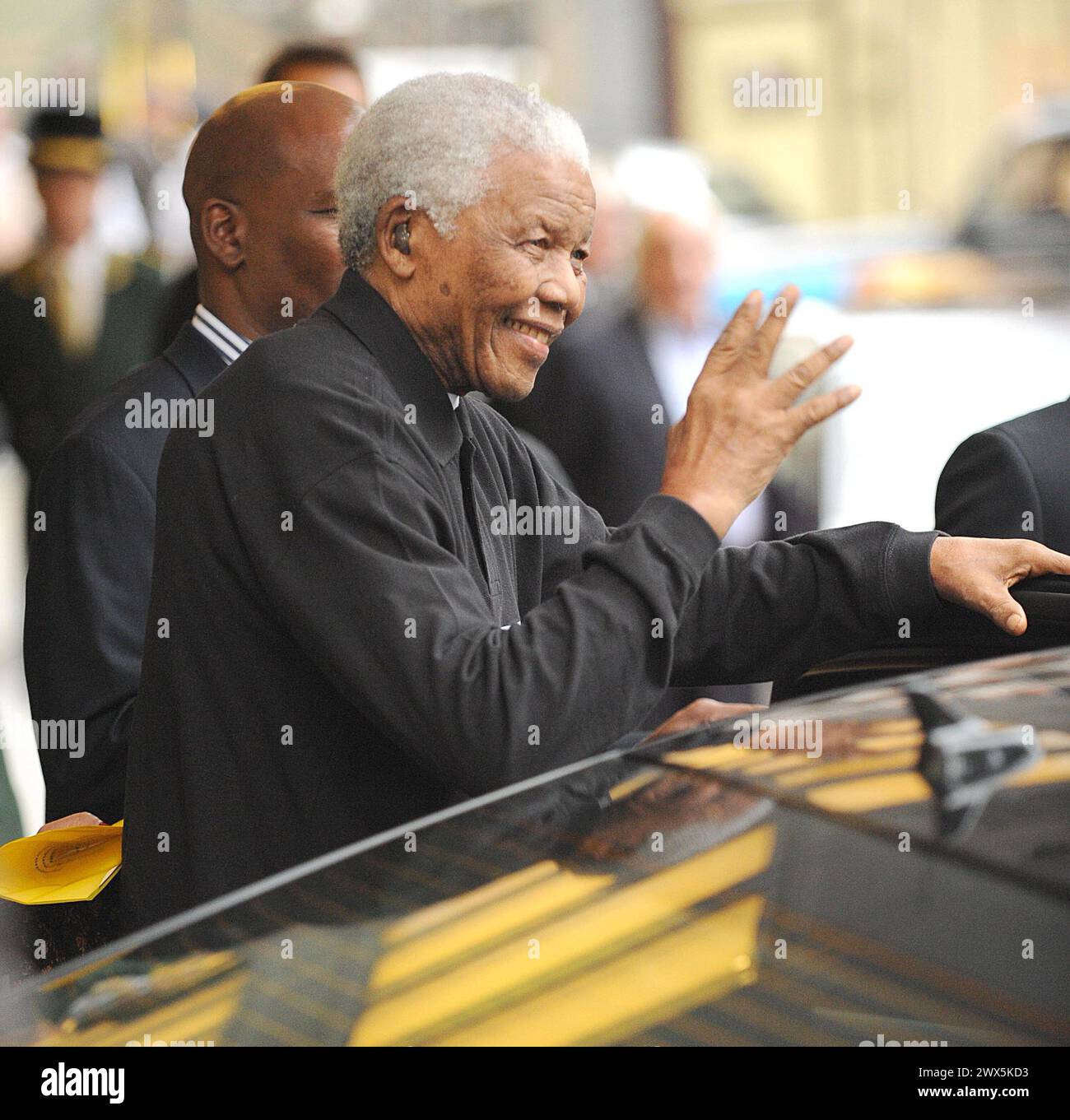 Aktuelle NACHRICHTEN - DATEIFOTO - ORIG-FOTO AUFGENOMMEN - Der Ehemalige südafrikanische Präsident Nelson Mandela ist abgebildet und verlässt Londons Dorchester Hotel für eine besondere Party im Hyde Park, um seinen 90. Geburtstag am 27.06.2008 LONDON, ENGLAND - 26. FEBRUAR zu feiern: 1993 der Nobelpreisträger Nelson Mandela erholt sich nach diagnostischer Bauchoperation gut im Krankenhaus. Der ehemalige südafrikanische Führer Nelson Mandela wurde am Sonntag nach erfolgreicher Behandlung wegen einer Bauchbeschwerde aus dem Krankenhaus entlassen. Der 93-jährige Ex-Chef wurde einer Laparoskopie unterzogen - ein Verfahren, bei dem der Abd Stockfoto
